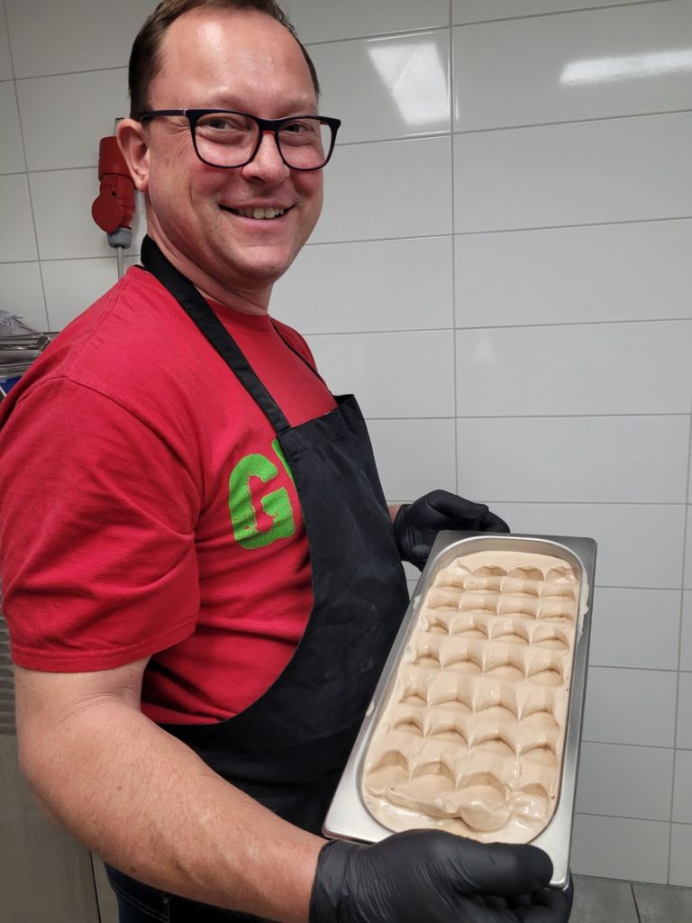 Eismanufaktur_Gelaterier Mike mit fertigem Eis in großer Stahlschüssel